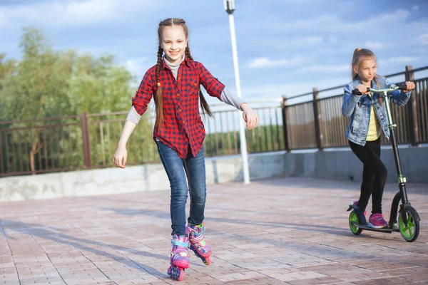 Fiatal Lányok Sétálnak Utcán Egy Rollerrel Robogóval — Stock Fotó