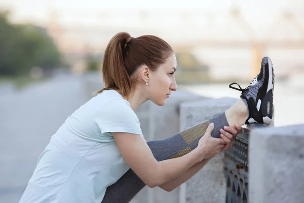 Mujer Ropa Deportiva Haciendo Ejercicios Gimnásticos Estiramiento Parque Ciudad Verano — Foto de Stock