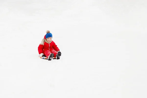 Chico Desliza Sobre Una Tabla Nieve Blanca Día Invierno Soleado — Foto de Stock