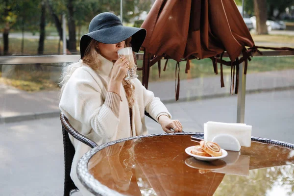 Portrait Une Dame Blonde Chapeau Noir Une Table Dans Café — Photo