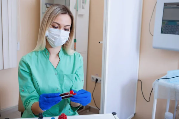 Bluttest Einer Klinik Krankenschwestern Grüner Uniform Maske Und Blauen Latexhandschuhen — Stockfoto