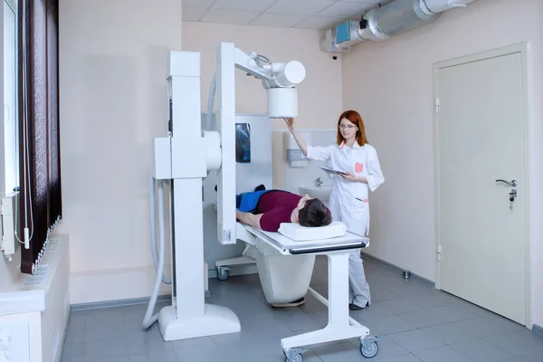 女性医師放射線技師は 医療室での手順のための患者を準備します — ストック写真