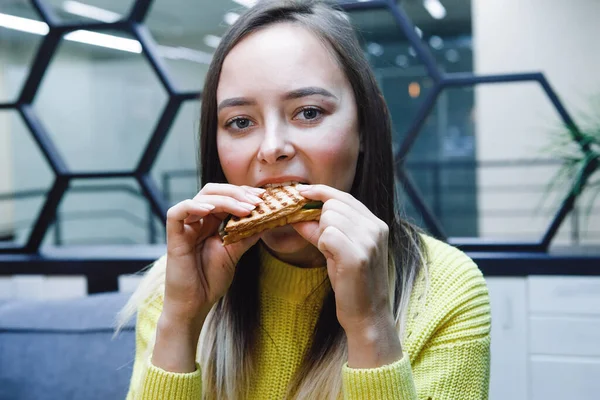 Mujer Come Bocadillo Café Cierre — Foto de Stock