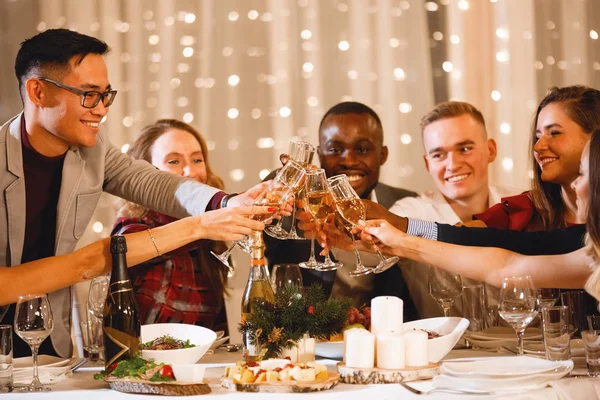 Groep Multinationale Vrienden Viert Kerstmis Met Champagneglazen Aan Feestelijke Tafel — Stockfoto