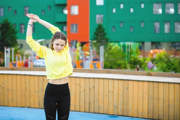 Mujer Practica Entrenamiento Campo Deportes Parque Ciudad Modelo Entrenamiento Fitness — Foto de Stock