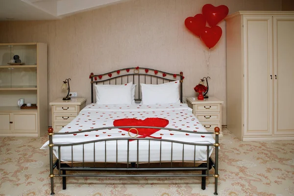 Bed Hotel Room Lovers Rose Petals Red Heart Concept Just — Stockfoto