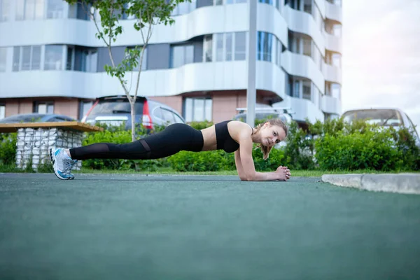 Fitness Stand Ginnico Donna Erba Verde Artificiale Nel Parco Cittadino — Foto Stock