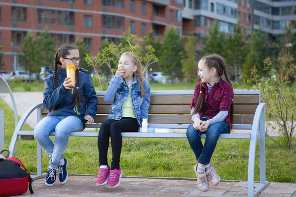 Les Adolescentes Mangent Sur Banc Dans Parc Ville Nourriture Saine — Photo
