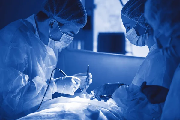 Trois Chirurgiens Chirurgie Abdominale Uniformes Bleus Gants Latex Instruments Médicaux — Photo