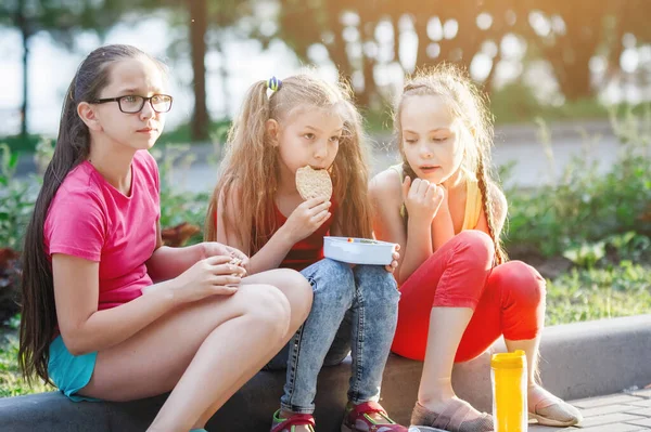 Les Adolescents Assoient Mangent Sur Trottoir Dans Parc Ville — Photo