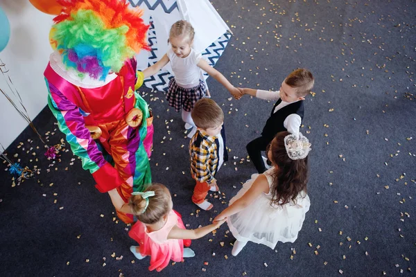 Los Niños Juegan Divierten Con Payaso Una Fiesta Cumpleaños — Foto de Stock