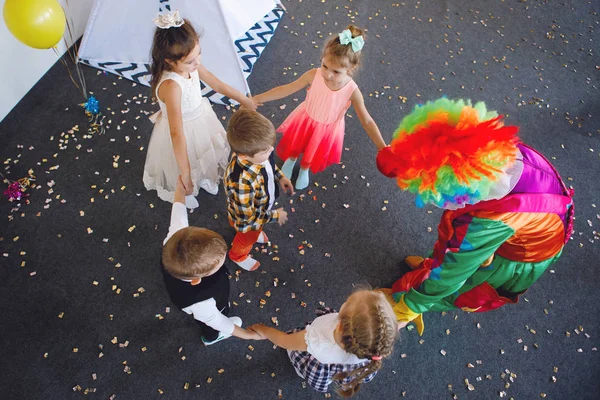 Bambini Giocano Divertono Con Clown Una Festa Compleanno — Foto Stock