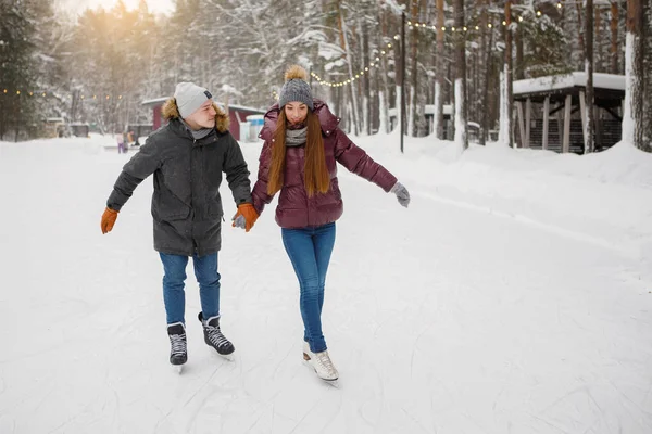 Casal Homem Mulher Pista Patinação Gelo Inverno — Fotografia de Stock