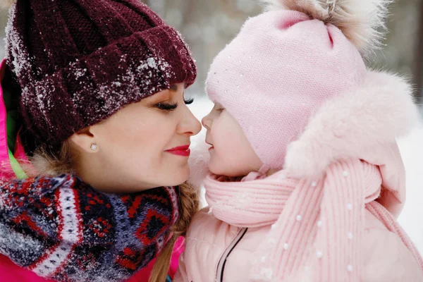 Μαμά Και Κόρη Αγκαλιάζονται Ένα Χιονισμένο Πάρκο Χειμώνα — Φωτογραφία Αρχείου