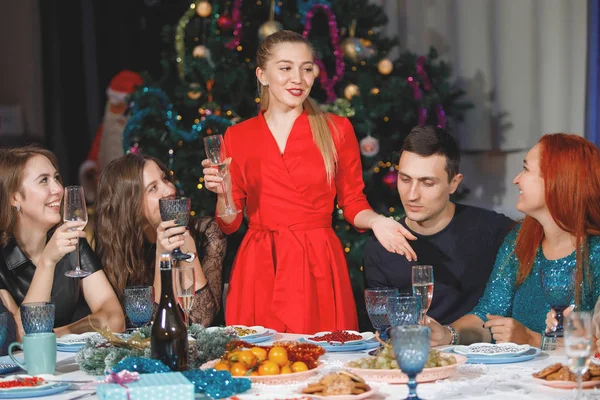 Blond Vrouw Rode Toast Vrienden Aan Tafel Kerstmis Nieuwjaar — Stockfoto