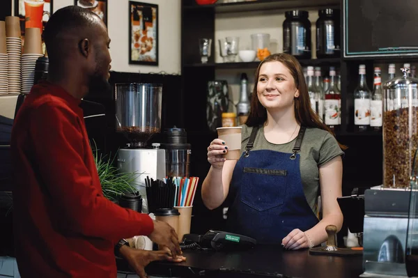 Afrikansk Man Köper Kopp Kaffe Vid Bardisk Ett Kafé — Stockfoto