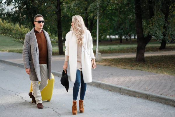 Deux Élégants Homme Une Femme Avec Une Valise Jaune Marchent — Photo