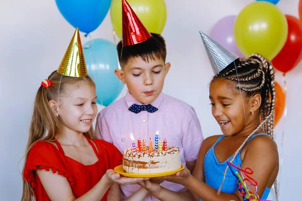 Niño Que Celebra Pastel Con Una Vela Una Celebración Cumpleaños —  Fotos de Stock