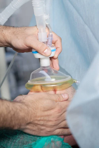 Anestesiolog Sätter Mask För Inhalation Anestesi Till Patient Före Operation — Stockfoto