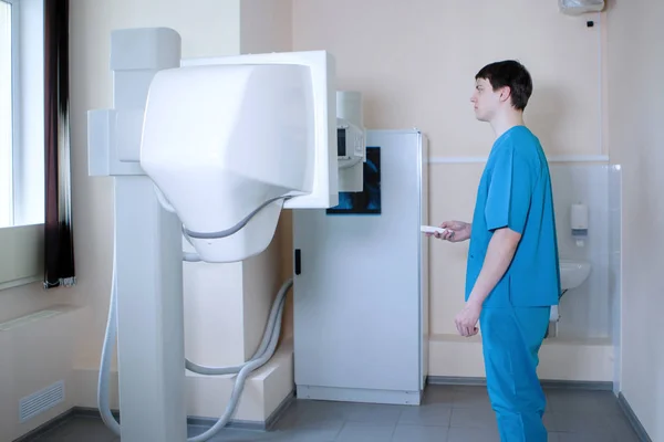 医師放射線技師は医療室でX線のための機器を準備します — ストック写真