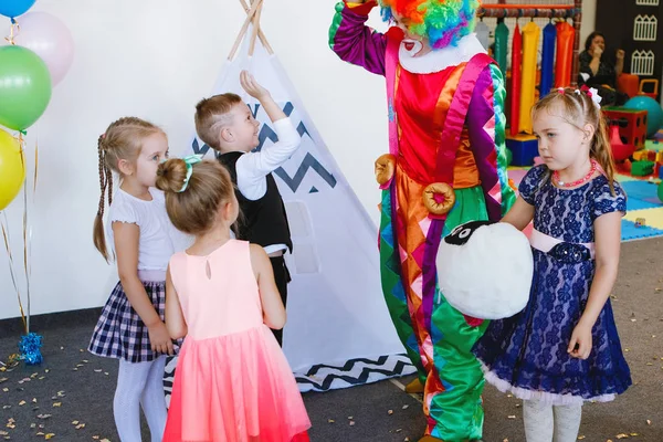 Bambini Giocano Divertono Con Clown Una Festa Compleanno — Foto Stock