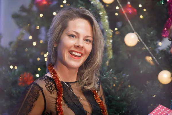 Mooie Vrouw Die Plezier Heeft Met Een Glas Champagne Bij — Stockfoto