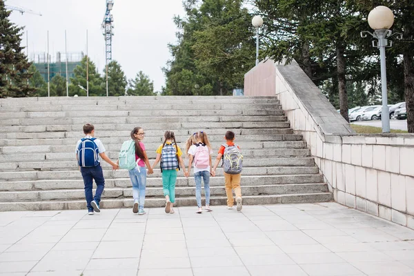 Los Niños Vestidos Colores Con Mochilas Están Subiendo Las Escaleras — Foto de Stock