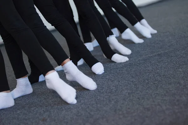 芭蕾舞或艺术体操课上身穿黑色紧身衣和白袜的少女 — 图库照片