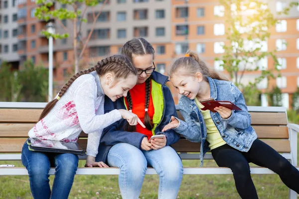 Trois Adolescentes Munies Téléphone Intelligent Assoient Sur Banc Dans Parc — Photo