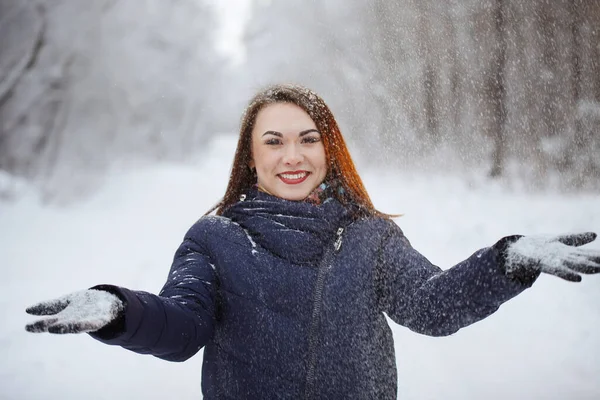 Mladá Hezká Žena Modré Šále Bundě Dlouhými Vlasy Vyhazuje Sněhové — Stock fotografie