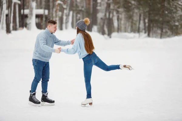 남녀가 겨울에는 스케이트타는 배웁니다 — 스톡 사진