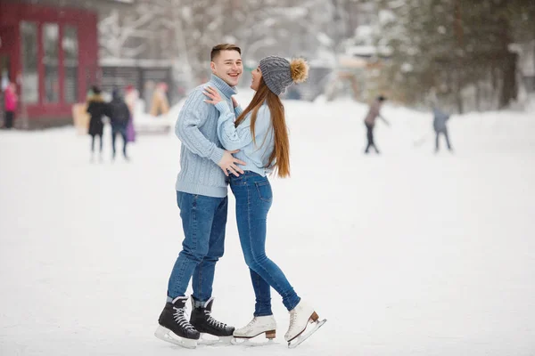 Lovers Couple Man Woman Kissing Ice Skating Rink Winter — Stock Photo, Image