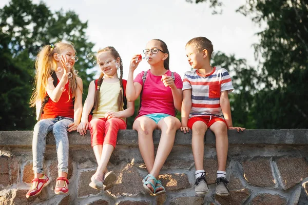 Fraai Geklede Tieners Zitten Het Stadspark Bubbels Blazen Gelukkige Kindertijd — Stockfoto