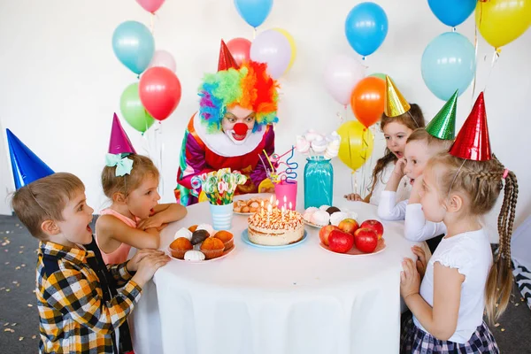 Kinderen Spelen Hebben Plezier Met Een Clown Een Verjaardagsfeestje — Stockfoto