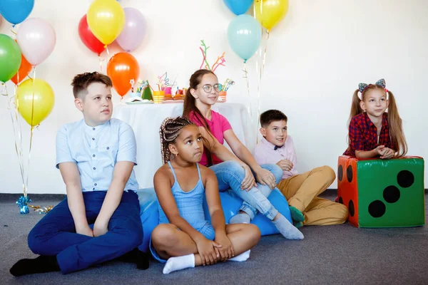 Crianças Multinacionais Uma Celebração Aniversário Com Bolas Bonés Doces Risos — Fotografia de Stock