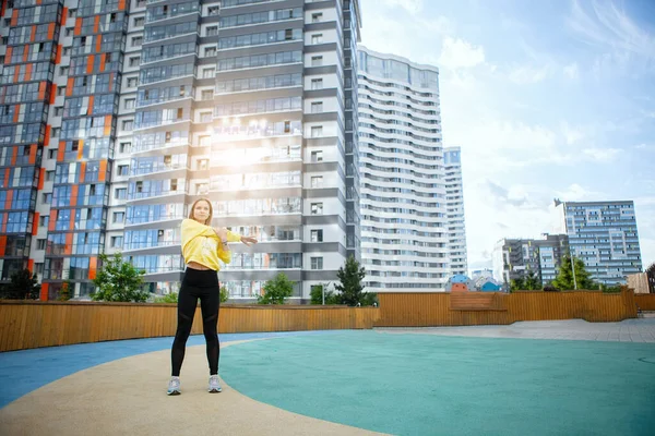 Mujer Practica Entrenamiento Campo Deportes Parque Ciudad Modelo Entrenamiento Fitness — Foto de Stock