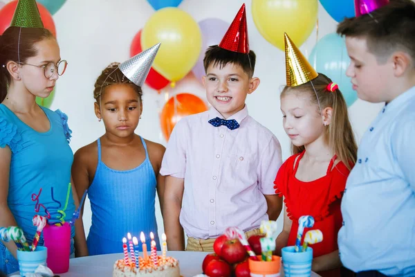 Crianças Uma Celebração Aniversário Com Bolas Bonés Doces Risos — Fotografia de Stock