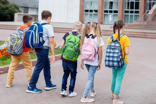 Grupp Skolbarn Med Ryggsäckar Som Går Till Skolan För Lektioner — Stockfoto