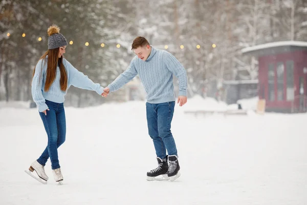 Casal Menina Cara Aprender Patinar Inverno — Fotografia de Stock