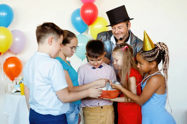 Uma Festa Infantil Mágico Ilusionista Mostra Truques Para Grupo Crianças — Fotografia de Stock