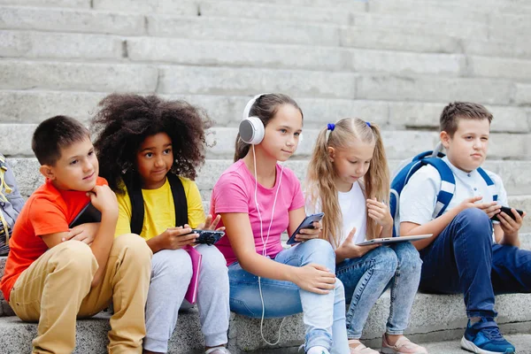 Grupo Escolares Diferentes Nacionalidades Con Ropa Colorida Sentados Escalones Piedra —  Fotos de Stock