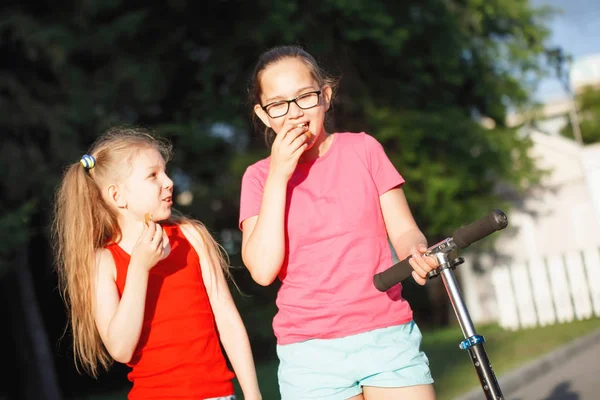 Két Tini Lány Sétál Eszik Beszél Városi Parkban — Stock Fotó