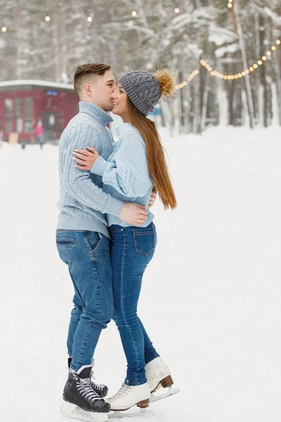 Couple Homme Femme Patinage Sur Glace Câlins Baisers Patinoire Hiver — Photo