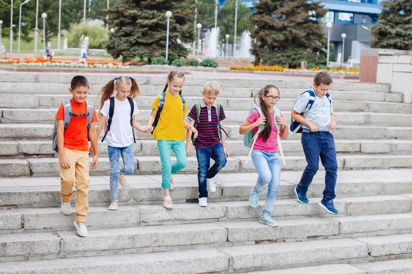 Barn Tonåringar Färgglada Kläder Med Ryggsäckar Går Upp För Trapporna — Stockfoto