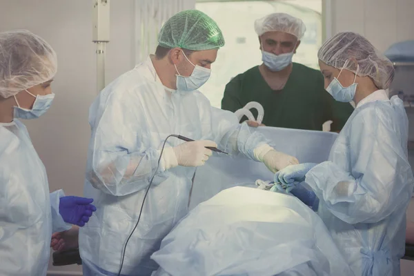 Equipo Cirujanos Anestesiólogos Enfermeras Durante Cirugía Quirófano — Foto de Stock