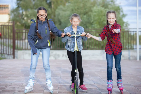 Fiatal Lányok Sétálnak Utcán Egy Rollerrel Robogóval — Stock Fotó