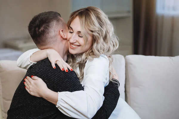 Abraça Homem Uma Mulher Menina Está Feliz Sorrindo Contente Quarto — Fotografia de Stock