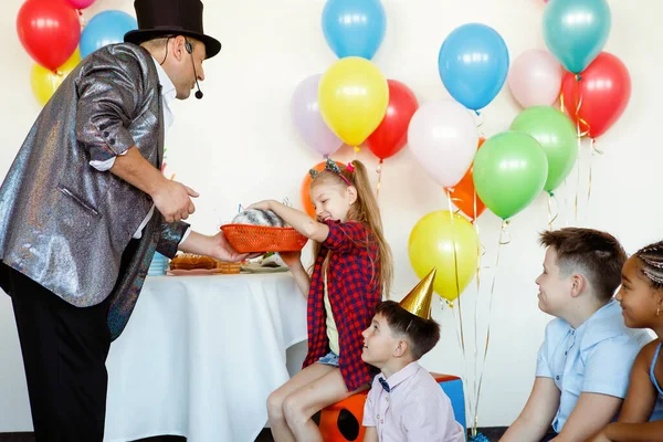 Una Festa Bambini Mago Illusionista Mostra Trucchi Gruppo Bambini Berretti — Foto Stock