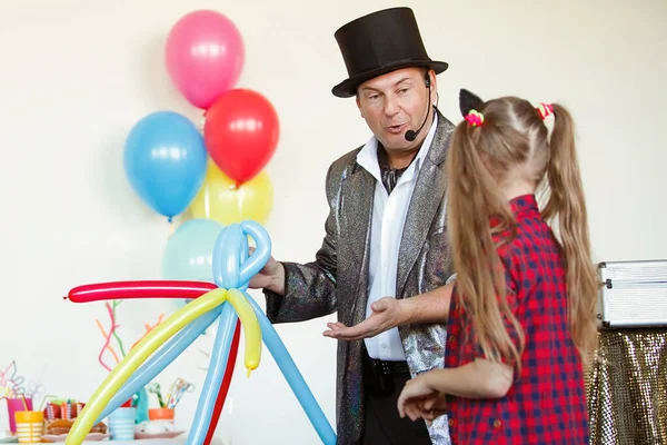 Children Party Magician Illusionist Shows Tricks Group Children Caps Balloons — Stock Photo, Image