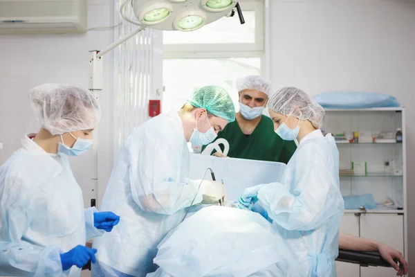 Chirurgický Tým Anesteziolog Ošetřovatel Během Chirurgického Zákroku Operačním Sále — Stock fotografie